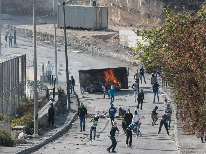יידוי אבנים בכפר עיסאוויה בזמן ביקור ראש עיריית ירושלים ניר ברקת, אוקטובר 2014 (נועם מושקוביץ) יידוי אבנים בכפר עיסאוויה בזמן ביקור ראש עיריית ירושלים ניר ברקת, אוקטובר 2014 (נועם מושקוביץ)