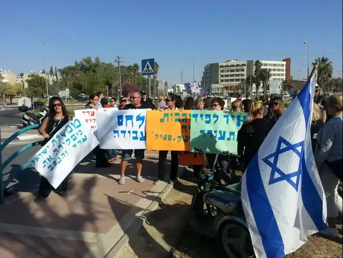 הפגנה בערד נגד הזנחת העיר 24.10.2014 (שי מכלוף) הפגנה בערד נגד הזנחת העיר 24.10.2014 (שי מכלוף)