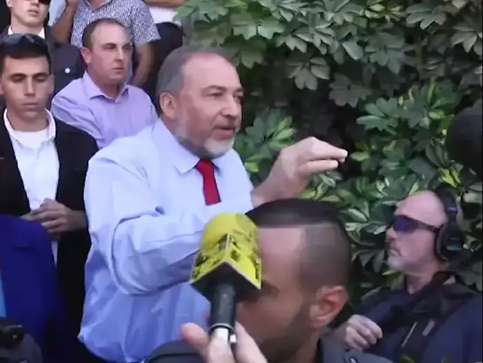 ליברמן ביקר במפעל "מגבות ערד" והותקף: "עברנו את שלב ההבטחות" (שי מכלוף) ליברמן ביקר במפעל "מגבות ערד" והותקף: "עברנו את שלב ההבטחות" (שי מכלוף)