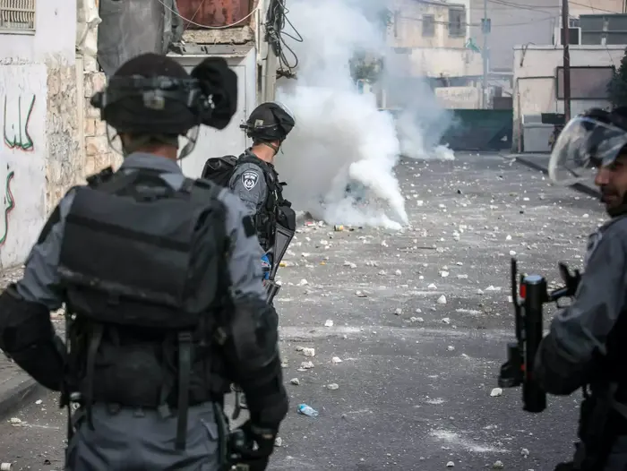 כוחות משטרה באבו טוב ליד בית משפחתו של מעתז חיג'אזי שירה ביהודה גליק במרכז בגין, ירושלים (נועם מושקוביץ) כוחות משטרה באבו טוב ליד בית משפחתו של מעתז חיג'אזי שירה ביהודה גליק במרכז בגין, ירושלים (נועם מושקוביץ)