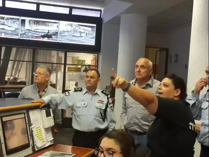 סיור השר לביטחון הפנים יצחק אהרונוביץ' עם כוחות המשטרה במזרח ירושלים 31.10.14 (משרד הביטחון , דוברות משרד לביטחון פנים) סיור השר לביטחון הפנים יצחק אהרונוביץ' עם כוחות המשטרה במזרח ירושלים 31.10.14 (משרד הביטחון , דוברות משרד לביטחון פנים)