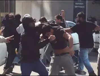אוהדי הפועל תל אביב מתעמתים עם אוהדי מכבי תל אביב (צילום מסך) אוהדי הפועל תל אביב מתעמתים עם אוהדי מכבי תל אביב (צילום מסך)