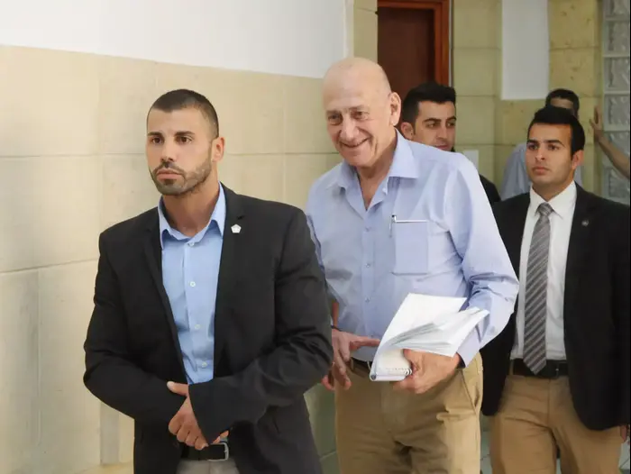 אהוד אולמרט מגיע לשמוע את עדות שולה זקן בתיק טלנסקי, בית משפט המחוזי ירושלים (מערכת וואלה! NEWS , עידו ארז) אהוד אולמרט מגיע לשמוע את עדות שולה זקן בתיק טלנסקי, בית משפט המחוזי ירושלים (מערכת וואלה! NEWS , עידו ארז)