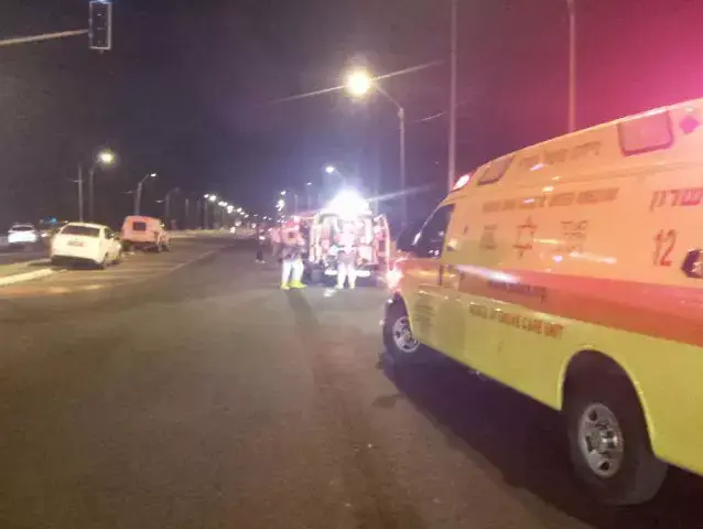 צוות של מגן דוד אדום באזור דליפת האמוניה באזור התעשייה בעמק חפר, 06 בנובמבר 2014 (מד"א) צוות של מגן דוד אדום באזור דליפת האמוניה באזור התעשייה בעמק חפר, 06 בנובמבר 2014 (מד"א)