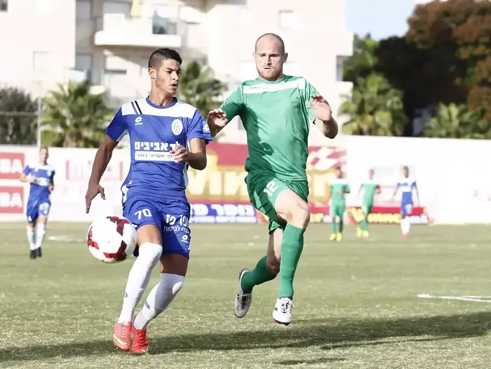 שחקן הפועל ניר רמת השרון, סאן מנחם, מול שחקן הפועל כפר סבא, ברנקו מיכאלוביץ' (מגד גוזני)