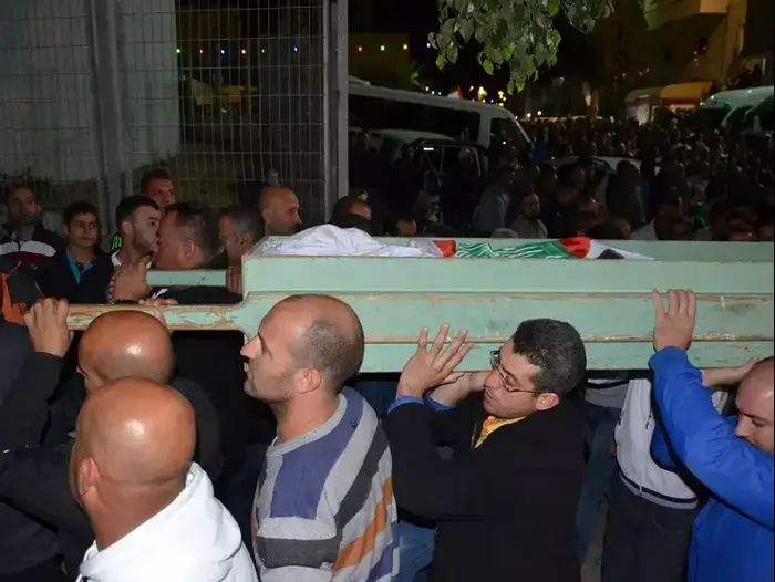 הלווייתו של חיר א-דין חמדאן שנורה למוות על ידי שוטרים בכפר כנא, 8 בנובמבר 2014 (מערכת וואלה! NEWS , אתר בוקרא) הלווייתו של חיר א-דין חמדאן שנורה למוות על ידי שוטרים בכפר כנא, 8 בנובמבר 2014 (מערכת וואלה! NEWS , אתר בוקרא)