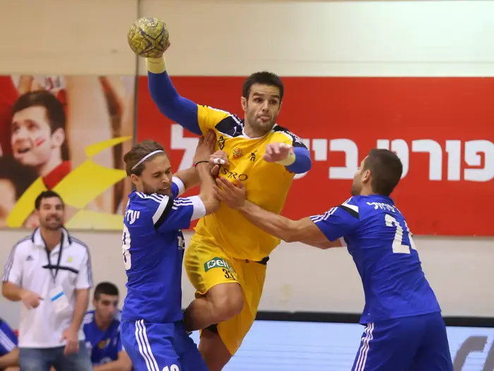 בויאן בוטוליה שחקן מכבי תל אביב בכדוריד מעל דניאל פרידמן שחקן מכבי ראשון לציון (קובי אליהו) בויאן בוטוליה שחקן מכבי תל אביב בכדוריד מעל דניאל פרידמן שחקן מכבי ראשון לציון (קובי אליהו)