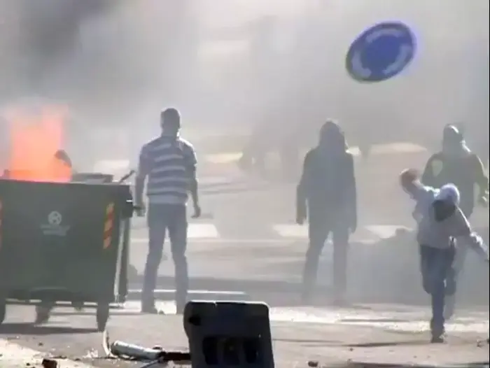 הפגנות אלימות בכפר קאסם; השוטר טוען שירה לעבר היד (רויטרס) הפגנות אלימות בכפר קאסם; השוטר טוען שירה לעבר היד (רויטרס)