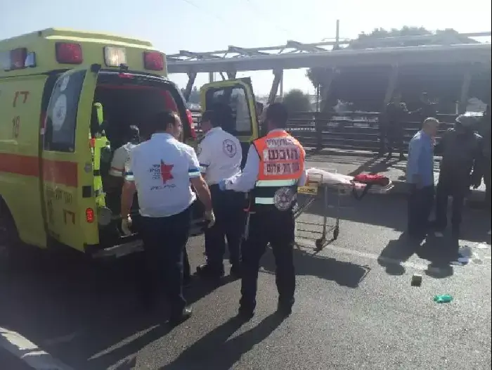 צעיר נדקר בתחנת רכבת ההגנה בתל אביב, חשד לפיגוע (מערכת וואלה! NEWS) צעיר נדקר בתחנת רכבת ההגנה בתל אביב, חשד לפיגוע (מערכת וואלה! NEWS)