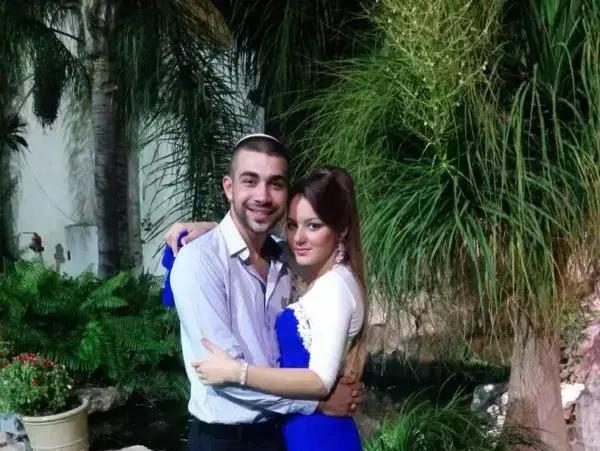 אלמוג שילוני שנהרג בפיגוע הדקירה בתל אביב עם חברתו (באדיבות המשפחה) אלמוג שילוני שנהרג בפיגוע הדקירה בתל אביב עם חברתו (באדיבות המשפחה)