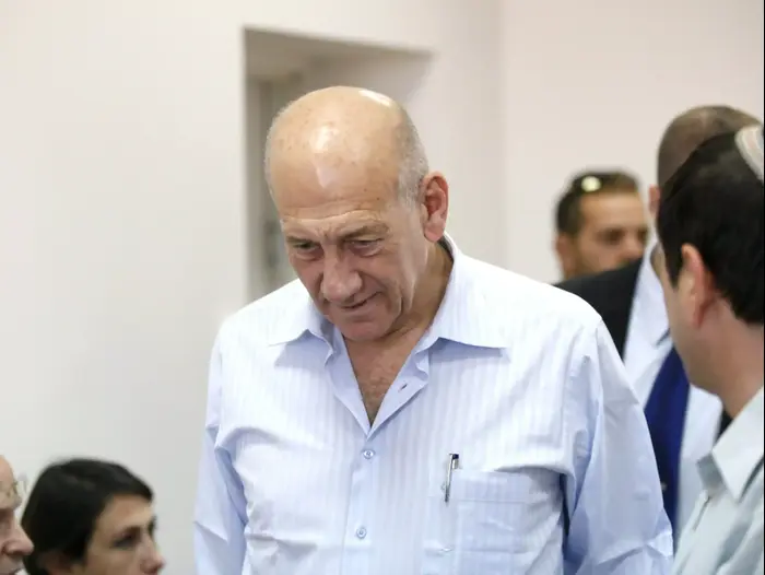 אהוד אולמרט בבית המשפט המחוזי בירושלים (מערכת וואלה! NEWS , דודי ועקנין) אהוד אולמרט בבית המשפט המחוזי בירושלים (מערכת וואלה! NEWS , דודי ועקנין)