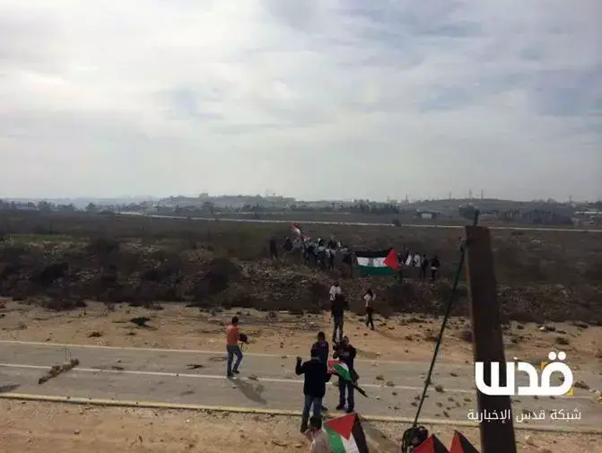 פעילים פלסטינים חוצים את גדר ההפרדה סמוך למחסום קלנדיה (מערכת וואלה! NEWS , אתר "קודס נט") פעילים פלסטינים חוצים את גדר ההפרדה סמוך למחסום קלנדיה (מערכת וואלה! NEWS , אתר "קודס נט")