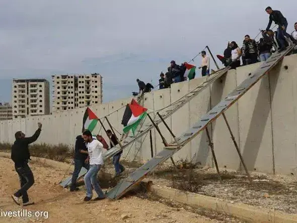 פעילים פלסטינים חוצים את גדר ההפרדה סמוך למחסום קלנדיה (מערכת וואלה! NEWS , אתר "קודס נט") פעילים פלסטינים חוצים את גדר ההפרדה סמוך למחסום קלנדיה (מערכת וואלה! NEWS , אתר "קודס נט")