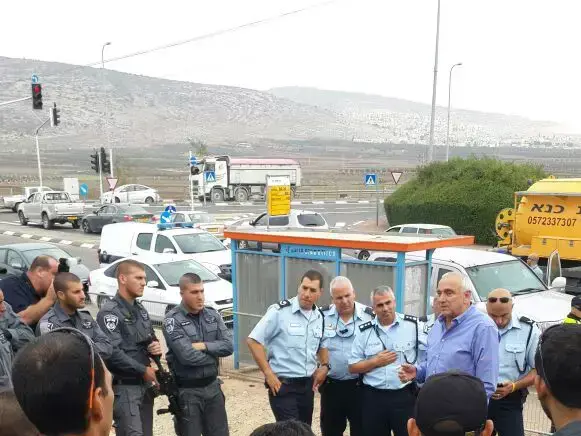 השר לביטחון הפנים יצחק אהרונוביץ' בביקורו בכפר כנא עקב מות הצעיר הערבי חיר א-דין חמדאן (חטיבת דובר המשטרה) השר לביטחון הפנים יצחק אהרונוביץ' בביקורו בכפר כנא עקב מות הצעיר הערבי חיר א-דין חמדאן (חטיבת דובר המשטרה)