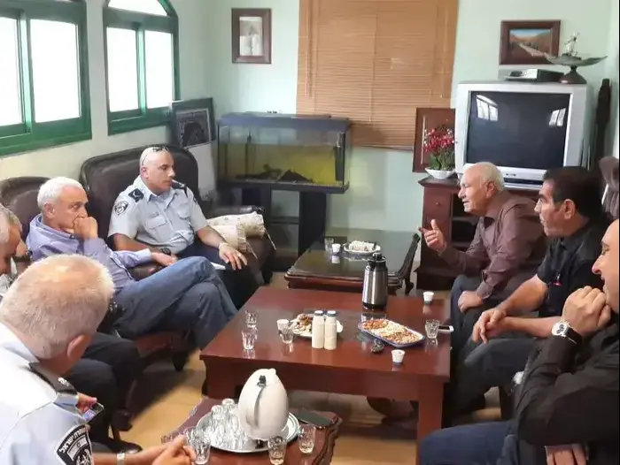 השר לביטחון הפנים יצחק אהרונוביץ' בביקורו בכפר כנא עקב מות הצעיר הערבי חיר א-דין חמדאן (חטיבת דובר המשטרה) השר לביטחון הפנים יצחק אהרונוביץ' בביקורו בכפר כנא עקב מות הצעיר הערבי חיר א-דין חמדאן (חטיבת דובר המשטרה)