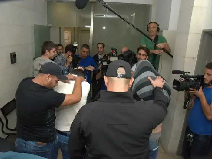 חשודים בניסיון לסחוט את בנק לאומי בדיון בבית משפט השלום בראשון לציון, נובמבר 2014 (ניב אהרונסון) חשודים בניסיון לסחוט את בנק לאומי בדיון בבית משפט השלום בראשון לציון, נובמבר 2014 (ניב אהרונסון)