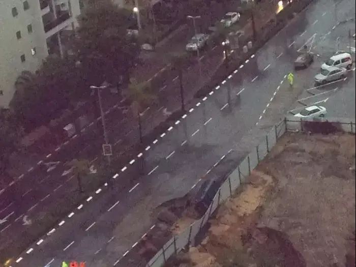 תחנת אוטובוס בחולון שקעה בגלל הגשם, 16 בנובמבר 2014 (מערכת וואלה! NEWS , צילום: אור סמח ושושי ינאי) תחנת אוטובוס בחולון שקעה בגלל הגשם, 16 בנובמבר 2014 (מערכת וואלה! NEWS , צילום: אור סמח ושושי ינאי)