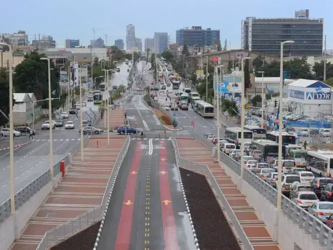 "ציר המוות"-רחוב ז'בוטינסקי בפתח תקווה, נובמבר 2014 (ראובן קסטרו) "ציר המוות"-רחוב ז'בוטינסקי בפתח תקווה, נובמבר 2014 (ראובן קסטרו)