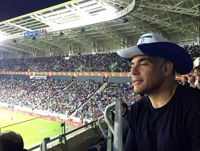 שר האוצר יאיר לפיד במשחק של נבחרת ישראל בכדורגל (יח"צ) שר האוצר יאיר לפיד במשחק של נבחרת ישראל בכדורגל (יח"צ)