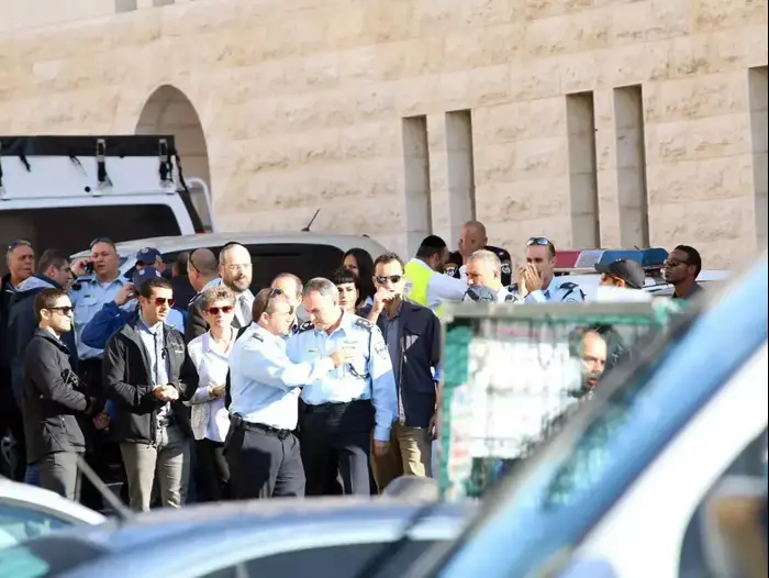 מפכ"ל המשטרה ומפקד מחוז ירושלים בזירת הפיגוע בבית הכנסת בירושלים ברחוב שמואל אגסי, נובמבר 2014 (מערכת וואלה! NEWS , הלל מאיר, סוכנות תצפית) מפכ"ל המשטרה ומפקד מחוז ירושלים בזירת הפיגוע בבית הכנסת בירושלים ברחוב שמואל אגסי, נובמבר 2014 (מערכת וואלה! NEWS , הלל מאיר, סוכנות תצפית)
