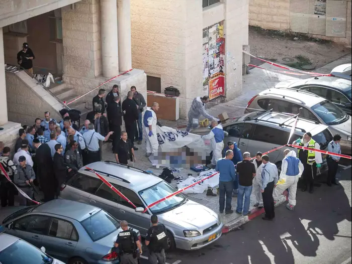 זירת הפיגוע בבית הכנסת בירושלים ברחוב שמואל אגסי, נובמבר 2014 (נועם מושקוביץ) זירת הפיגוע בבית הכנסת בירושלים ברחוב שמואל אגסי, נובמבר 2014 (נועם מושקוביץ)