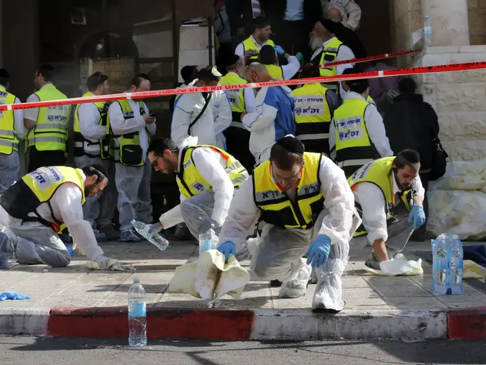 אנשי זק"א בזירת הפיגוע בבית הכנסת בירושלים, נובמבר 2014 (רויטרס) אנשי זק"א בזירת הפיגוע בבית הכנסת בירושלים, נובמבר 2014 (רויטרס)