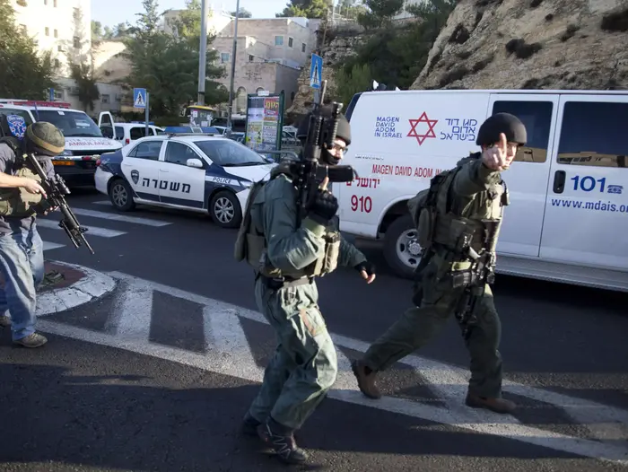 כוחות הביטחון בזירת הפיגוע בירושלים 18 בנובמבר 2014 (GettyImages) כוחות הביטחון בזירת הפיגוע בירושלים 18 בנובמבר 2014 (GettyImages)