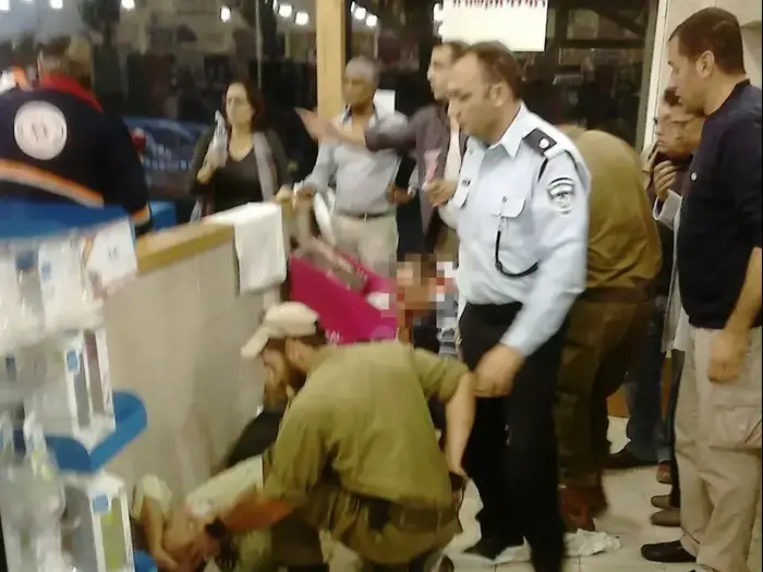 פיגוע דקירה בסניף של רמי לוי במישור אדומים (מערכת וואלה! NEWS) פיגוע דקירה בסניף של רמי לוי במישור אדומים (מערכת וואלה! NEWS)