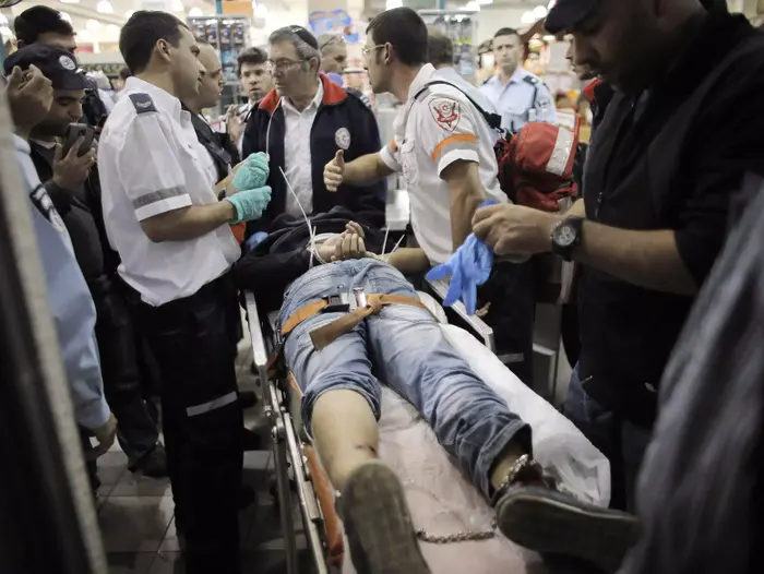 פינוי החשוד בפיגוע דקירה בסניף "רמי לוי" (רויטרס) פינוי החשוד בפיגוע דקירה בסניף "רמי לוי" (רויטרס)