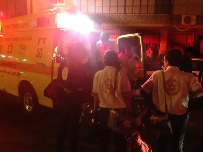 צעיר נפצע קשה מדקירה במהלך קטטה בבת ים (מד"א , אלירן אביטל) צעיר נפצע קשה מדקירה במהלך קטטה בבת ים (מד"א , אלירן אביטל)