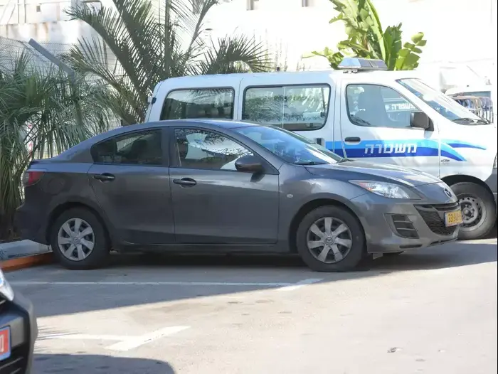 הרכב ממנו נפלה פעוטה בת 3 במהלך נסיעה בבית דגן, בתחנת המשטרה ברחובות, 6 בדצמבר 2014 (ראובן קסטרו) הרכב ממנו נפלה פעוטה בת 3 במהלך נסיעה בבית דגן, בתחנת המשטרה ברחובות, 6 בדצמבר 2014 (ראובן קסטרו)