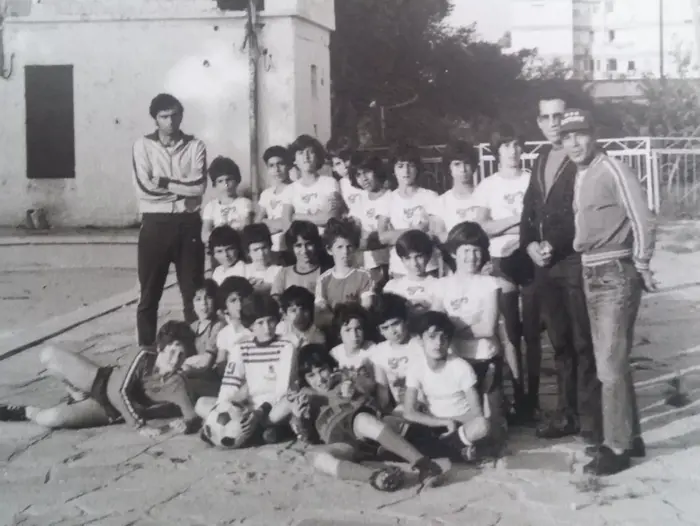אברהם גרנט, מאמן כדורגל, אז במחלקת הנוער של הפועל פתח תקוה (צילום מסך , צילום: באדיבות היסטוריון הפועל פתח תקוה, ניסים קלדרון) אברהם גרנט, מאמן כדורגל, אז במחלקת הנוער של הפועל פתח תקוה (צילום מסך , צילום: באדיבות היסטוריון הפועל פתח תקוה, ניסים קלדרון)