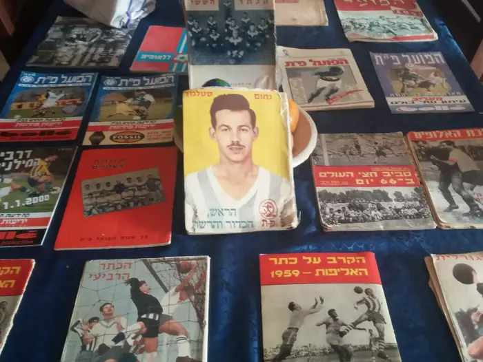 חוברת ובשערה דיוקן נחום סטלמך, במוזיאון הפועל פתח תקוה של ההיסטוריון ניסים קלדרון (מערכת וואלה! NEWS , צילום: באדיבות ניסים קלדרון) חוברת ובשערה דיוקן נחום סטלמך, במוזיאון הפועל פתח תקוה של ההיסטוריון ניסים קלדרון (מערכת וואלה! NEWS , צילום: באדיבות ניסים קלדרון)