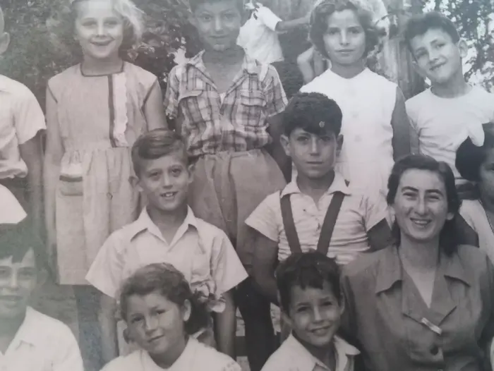 ניסים קלדרון, במרכז, ומשמאלו דרור קשטן, מאמן כדורגל (מערכת וואלה! NEWS , באדיבות ניסים קלדרון, היסטוריון הפועל פתח תקוה) ניסים קלדרון, במרכז, ומשמאלו דרור קשטן, מאמן כדורגל (מערכת וואלה! NEWS , באדיבות ניסים קלדרון, היסטוריון הפועל פתח תקוה)