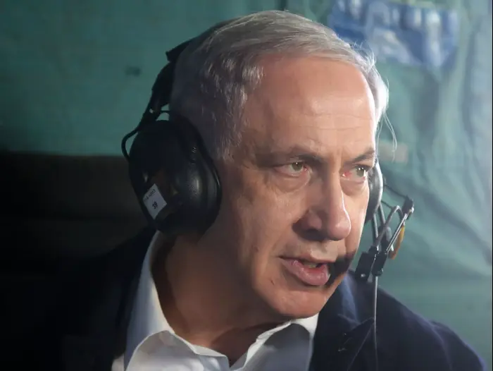 ראש הממשלה בנימין נתניהו וסגן השר אופיר אקוניס מבקרים באזור דליפת הנפט בערבה, דצמבר (מערכת וואלה! NEWS , ישראל מרק סלם)