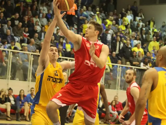 סטו דגלאס שחקן הפועל עפולה מול ג'ייק כהן שחקן מכבי תל אביב (אדריאן הרבשטיין) סטו דגלאס שחקן הפועל עפולה מול ג'ייק כהן שחקן מכבי תל אביב (אדריאן הרבשטיין)