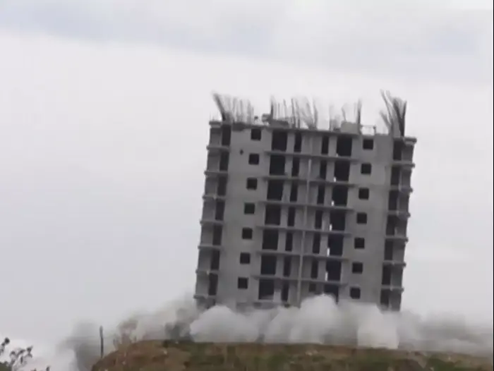 הריסת בניינים בסבסטופול, רוסיה, דצמבר 2014 (צילום מסך , יוטיוב) הריסת בניינים בסבסטופול, רוסיה, דצמבר 2014 (צילום מסך , יוטיוב)