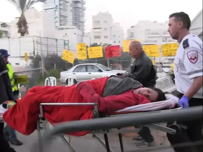 שלשלאות, צמיגים בוערים ועשרות שוטרים: כך נראה פינוי שכונת גבעת עמל (יותם רונן) שלשלאות, צמיגים בוערים ועשרות שוטרים: כך נראה פינוי שכונת גבעת עמל (יותם רונן)