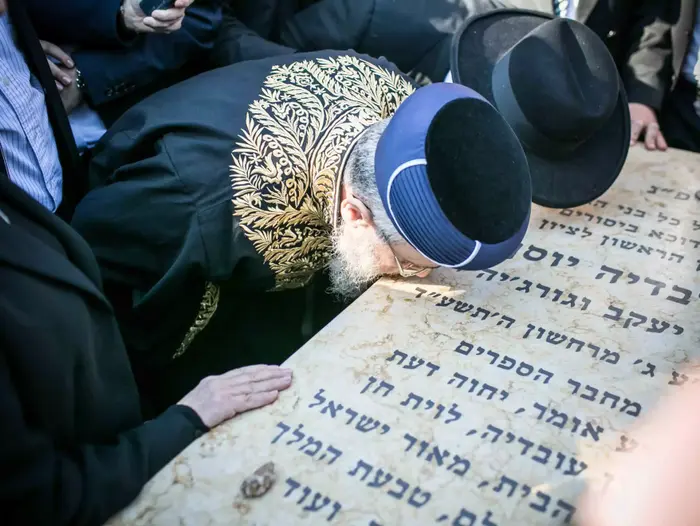 הרב שלמה עמאר בקברו של הרב עובדיה יוסף בבית העלמין סנהדריה שבירושלים (נועם מושקוביץ) הרב שלמה עמאר בקברו של הרב עובדיה יוסף בבית העלמין סנהדריה שבירושלים (נועם מושקוביץ)