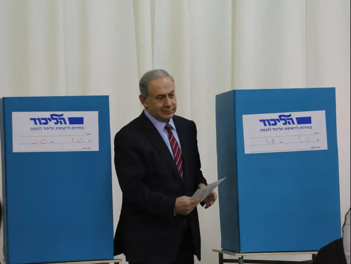 ראש הממשלה ורעייתו מצביעים בפריימריז בליכוד בבנייני האומה. 31 בדצמבר 2014. (טלי מאייר ) ראש הממשלה ורעייתו מצביעים בפריימריז בליכוד בבנייני האומה. 31 בדצמבר 2014. (טלי מאייר )