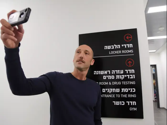 גילי מוסינזון, אולם דרייב אין (קובי אליהו) גילי מוסינזון, אולם דרייב אין (קובי אליהו)