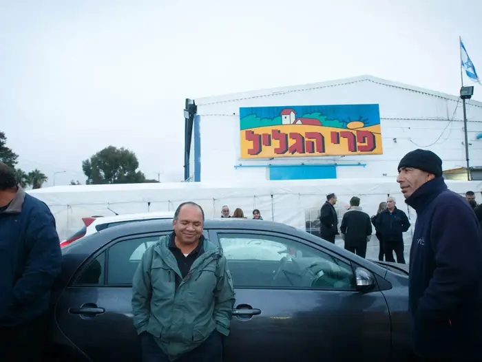 עובדי מפעל פרי הגליל מחוץ למפעל הבוקר, ינואר 2015 (סוכנות ג'יני) עובדי מפעל פרי הגליל מחוץ למפעל הבוקר, ינואר 2015 (סוכנות ג'יני)