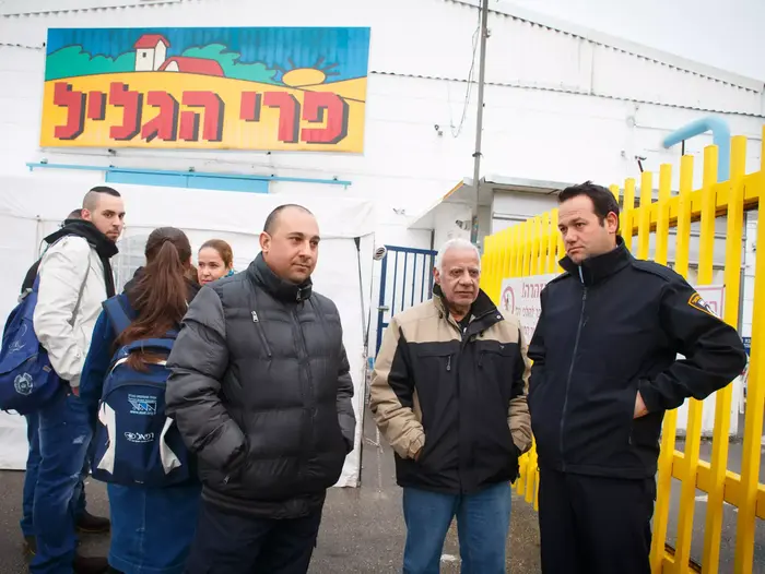 עובדי מפעל פרי הגליל מחוץ למפעל הבוקר, ינואר 2015 (סוכנות ג'יני) עובדי מפעל פרי הגליל מחוץ למפעל הבוקר, ינואר 2015 (סוכנות ג'יני)