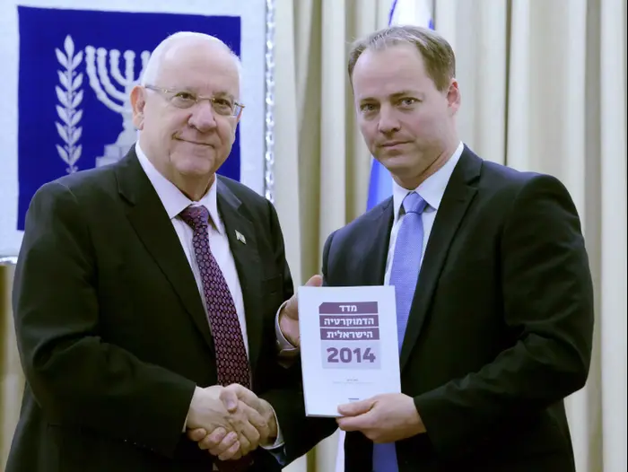 נשיא המדינה ראובן (רובי) ריבלין עם הגשת מדד הדמוקרטיה הבוקר יום ראשון, ינואר 2015. (לשכת העיתונות הממשלתית , מארק ניימן) נשיא המדינה ראובן (רובי) ריבלין עם הגשת מדד הדמוקרטיה הבוקר יום ראשון, ינואר 2015. (לשכת העיתונות הממשלתית , מארק ניימן)