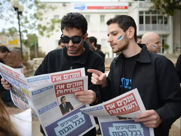 עלון בחירות של יש עתיד (מערכת וואלה! NEWS , אלעד גוטמן)