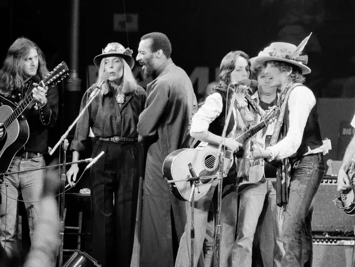 ג'וני מיטשל מתארחת אצל בוב דילן במסגרת ה-Rolling Thunder Revue, דצמבר 1975 (AP) ג'וני מיטשל מתארחת אצל בוב דילן במסגרת ה-Rolling Thunder Revue, דצמבר 1975 (AP)