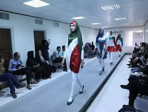 תערוכת אופנה ספורטיבית שהתקיימה באיראן לקראת המונדיאל בקיץ 2014 (צילום מסך , wikipg news) תערוכת אופנה ספורטיבית שהתקיימה באיראן לקראת המונדיאל בקיץ 2014 (צילום מסך , wikipg news)
