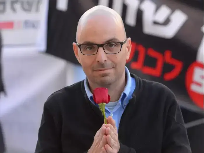 אלדד יניב בפתיחת הקלפיות לבחירות במפלגת העבודה, בית סוקולוב תל אביב ינואר 2015 (ראובן קסטרו) אלדד יניב בפתיחת הקלפיות לבחירות במפלגת העבודה, בית סוקולוב תל אביב ינואר 2015 (ראובן קסטרו)
