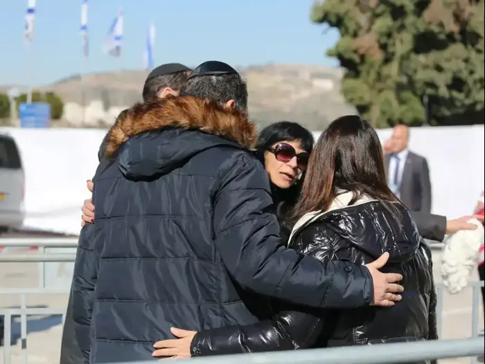 משפחות ההרוגים בהר המנוחות בגבעת שאול בירושלים רגע לפני הלוויותיהם של הרוגי הפיגוע בפריז, ינואר 2015 (טלי מאייר ) משפחות ההרוגים בהר המנוחות בגבעת שאול בירושלים רגע לפני הלוויותיהם של הרוגי הפיגוע בפריז, ינואר 2015 (טלי מאייר )