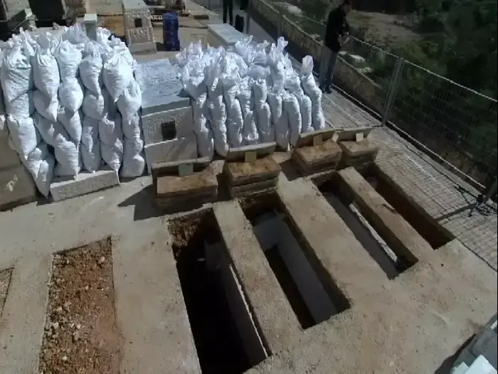 הלוויותיהם של הרוגי הפיגוע בפריז בהר המנוחות בגבעת שאול בירושלים, ינואר 2015 (צילום מסך) הלוויותיהם של הרוגי הפיגוע בפריז בהר המנוחות בגבעת שאול בירושלים, ינואר 2015 (צילום מסך)